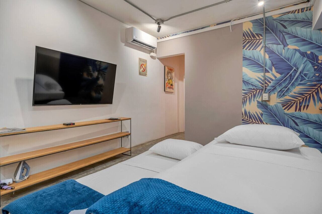 1 quarto, escrivaninha, ferros/tábuas de passar roupa, berço de viagem