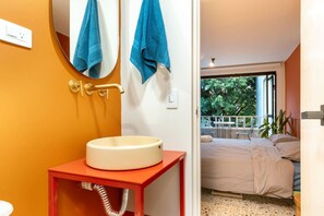 1 室のベッドルーム、デスク、アイロン / アイロン台、旅行用ベビーベッド