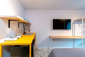 1 室のベッドルーム、デスク、アイロン / アイロン台、旅行用ベビーベッド