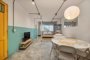 1 slaapkamer, een bureau, een strijkplank/strijkijzer, reisbedje