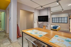 1 habitación, tabla de planchar con plancha, cuna de viaje y wifi 