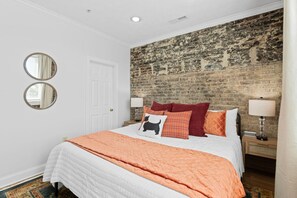 1 bedroom, desk, WiFi