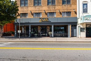 Un edificio con escaparate que muestra un letrero con un logotipo estilizado de 'B' y 'X'.