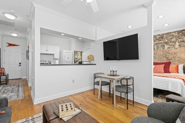 Un apartamento moderno con cocina, comedor y sala de estar.