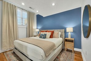 Escritorio, tabla de planchar con plancha, wifi y ropa de cama