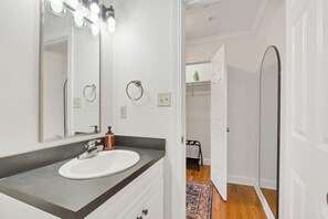 Secador de pelo y toallas