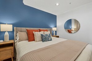 Escritorio, tabla de planchar con plancha, wifi y ropa de cama 