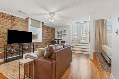 Blue Bella a Downtown Maryville Loft