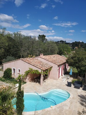 Utendørsbasseng og et oppvarmet basseng