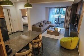 Departamento Deluxe, balcón, vista a la ciudad | Caja de seguridad en la habitación, cortinas blackout y insonorización