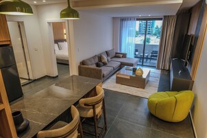 Deluxe-íbúð - svalir - borgarsýn | Öryggishólf í herbergi, myrkratjöld/-gardínur, hljóðeinangrun