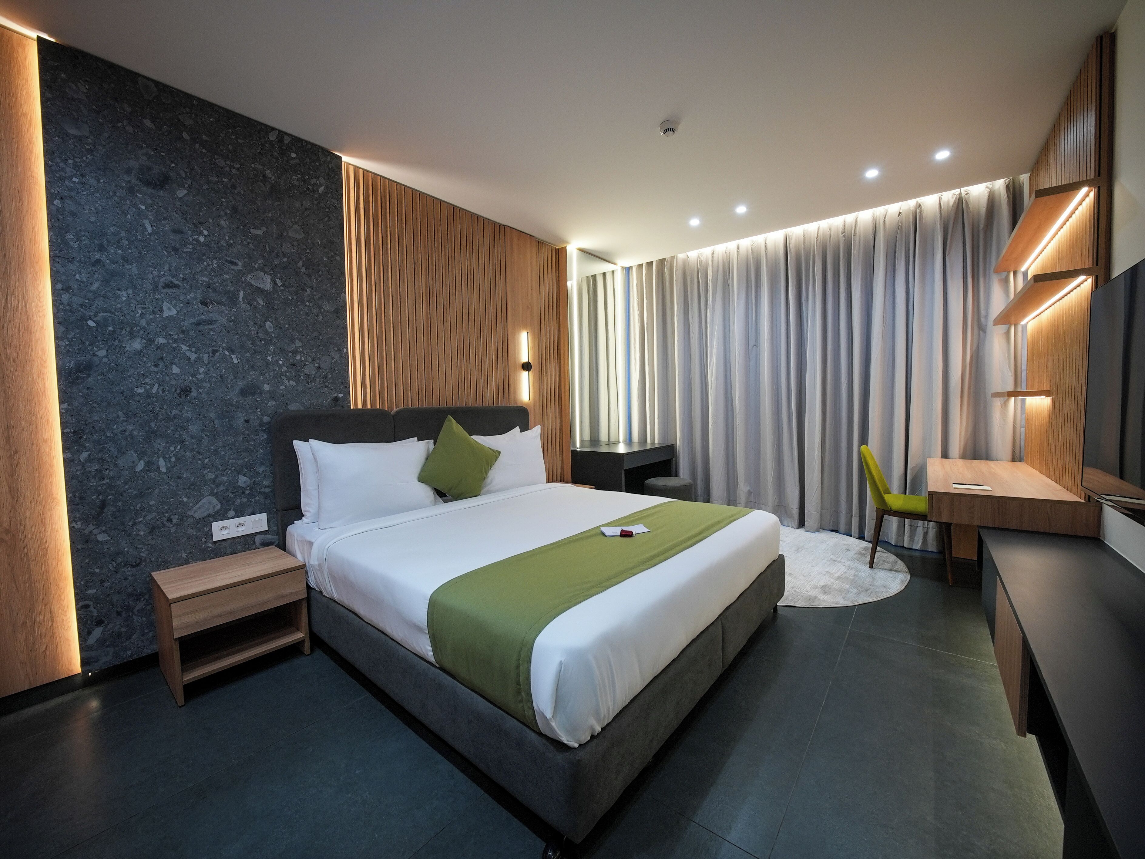 华丽公寓, 阳台, 城市景观 | 客房内保险箱、遮光窗帘、隔音、熨斗/熨衣板