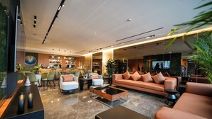 Een moderne lounge met zitplaatsen, een bar en een televisie.