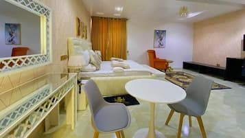 Studio Suite, ban công | Két bảo mật tại phòng, khu vực làm việc phù hợp cho laptop