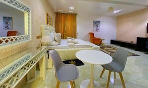 Studio Suite, balkon | Brankas, ruang kerja ramah laptop, kedap suara, dan setrika/meja setrika