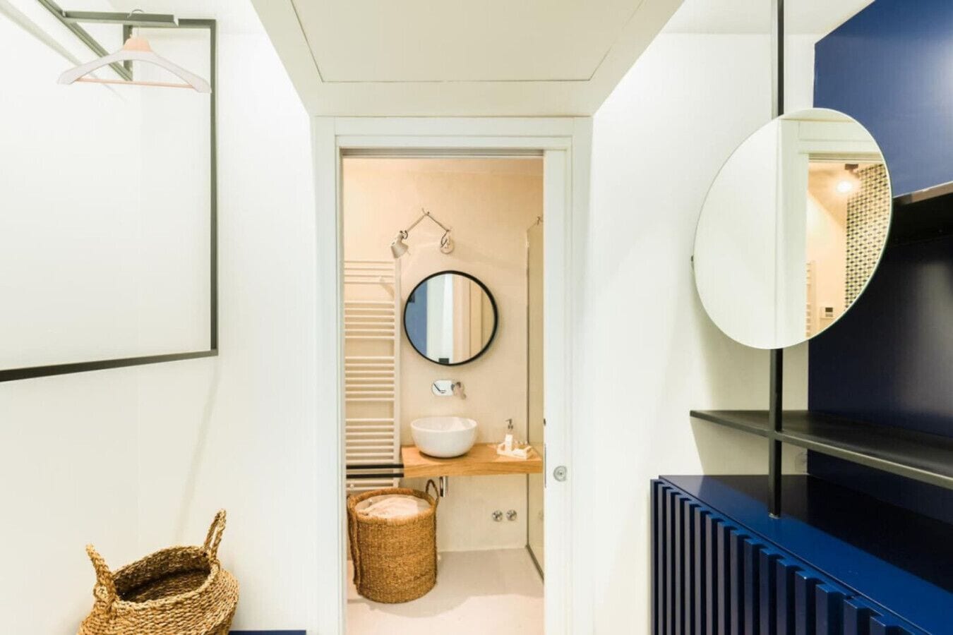 Produtos de toalete grátis, secador de cabelo, toalhas de banho 