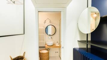 Produtos de toalete grátis, secador de cabelo, toalhas de banho