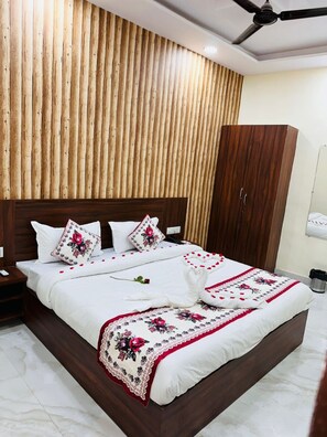 Deluxe Double Room, City View | Free WiFi, bed sheets