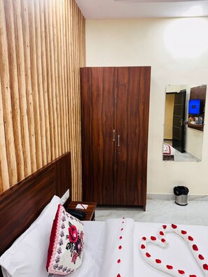 Deluxe Double Room, City View | Free WiFi, bed sheets