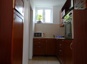 อพาร์ทเมนท์ (Two Bedroom Apartment with Balcony) | ครัวส่วนตัว | ตู้เย็น