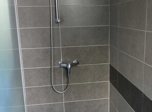 Appartement (Two Bedroom Apartment with Balcony) | Salle de bain | Serviettes fournies