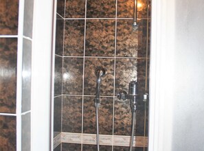 Appartement (The Adriatic Corner in Crikvenica) | Badkamer | Een douche, handdoeken