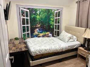 3 bedrooms, desk, iron/ironing board, free WiFi - Steps to Caesars, Riverfront & Dining! Hot Tub Add-On, Sleeps 9 Guests (Windsor)