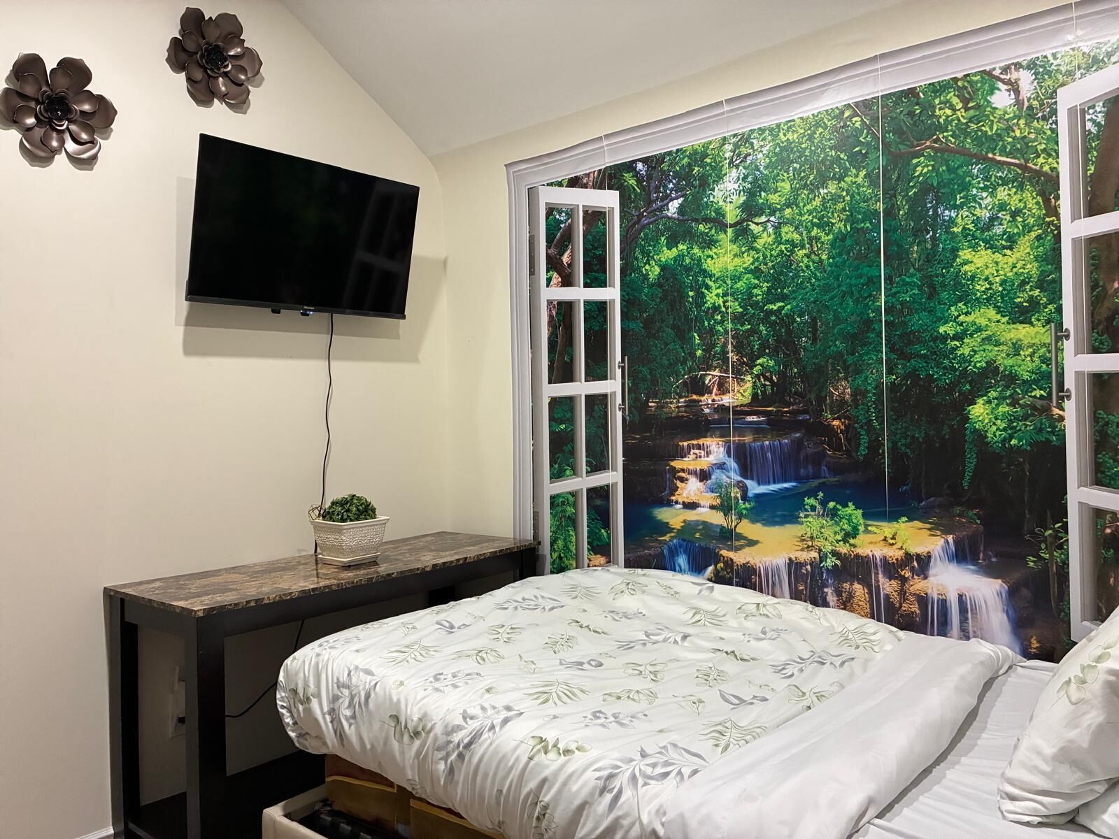 3 makuuhuonetta, työpöytä, silitysrauta/-lauta, ilmainen Wi-Fi