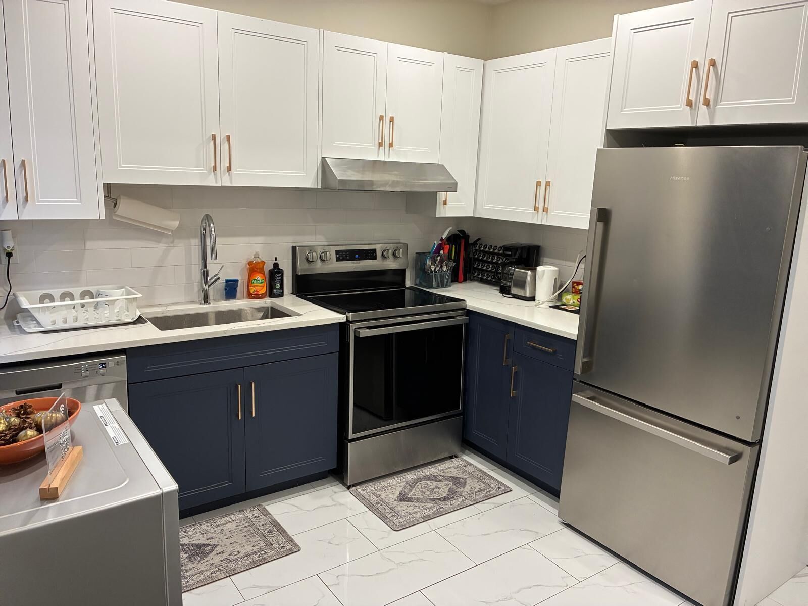 Réfrigérateur, four à micro-ondes, un four, surface de cuisson