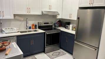 Een koelkast, een magnetron, een oven, een kookplaat