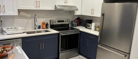 Réfrigérateur, four à micro-ondes, un four, surface de cuisson