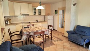 A compact living space with a dining area, kitchen, and a sofa. - Comfortable Crikvenica Stay With Private Parking (Crikvenica)