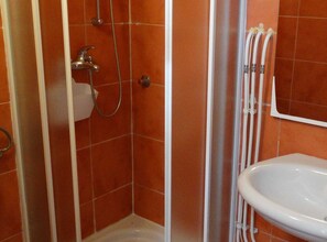 Apartment (One Bedroom Apartment with Terrace an) | Badezimmer | Dusche, Handtücher
