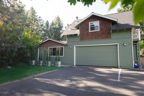Exterior - Bluebird Day - Lodgepole House (Bend)