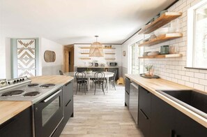 Réfrigérateur, four à micro-ondes, un four, surface de cuisson