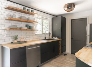 Fridge, microwave, oven, stovetop - Bluebird Day - Lodgepole Pine (Bend)