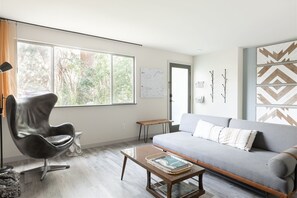 Smart TV - Bluebird Day - Lodgepole Pine (Bend)