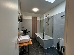 Miljøvennlige toalettsaker, hårføner, håndklær og såpe