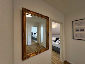 2 chambres, fer et planche à repasser, lit de bébé portatif
