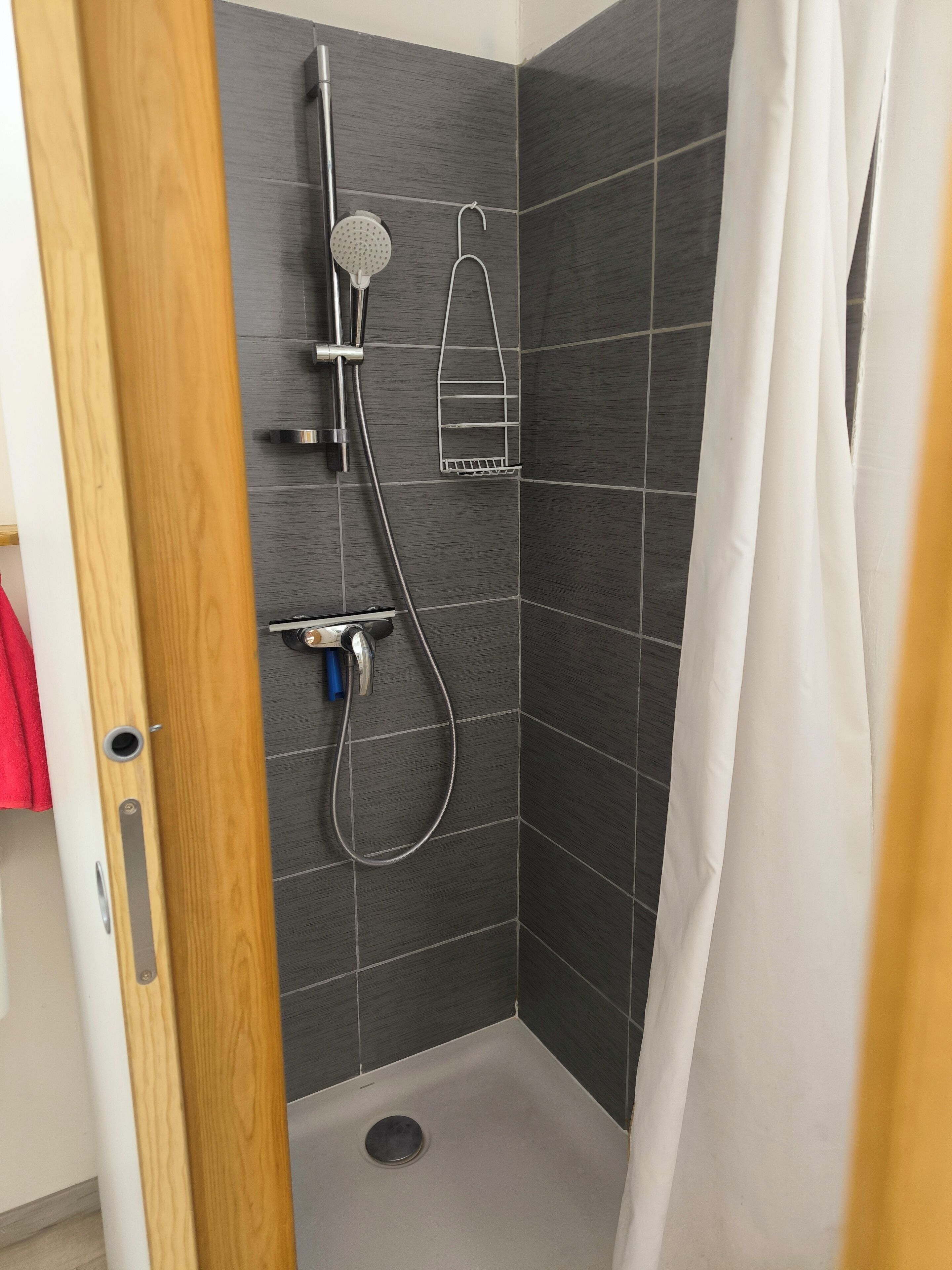 Een douche, zeep, toiletpapier