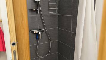 Een douche, zeep, toiletpapier