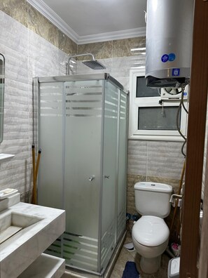 Dusche, Haartrockner, Handtücher, Seife