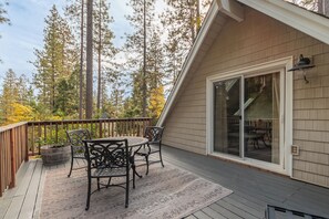 Outdoor dining - Fernwood- Adorable Cabin w/BLS Access (Arnold)