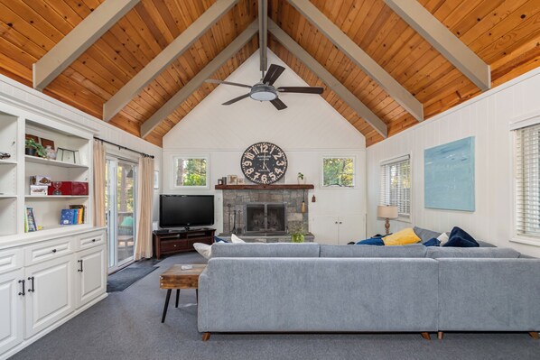 TV, fireplace, DVD player, books - Fernwood- Adorable Cabin w/BLS Access (Arnold)