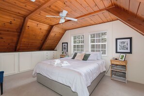 3 bedrooms, desk, WiFi, bed sheets