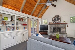 TV, fireplace, DVD player, books - Fernwood- Adorable Cabin w/BLS Access (Arnold)