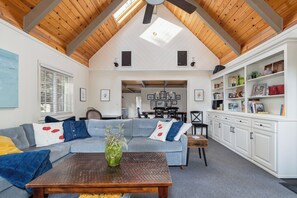 TV, fireplace, DVD player, books - Fernwood- Adorable Cabin w/BLS Access (Arnold)