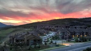 A residential area with houses and a curved road. - Moose Mgmt at Black Rock 14151: Hot Tub, Views, Grill, King Beds (Park City)