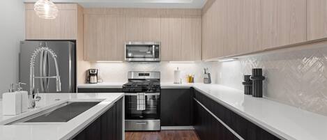 Réfrigérateur, micro-ondes, four, plaque de cuisson