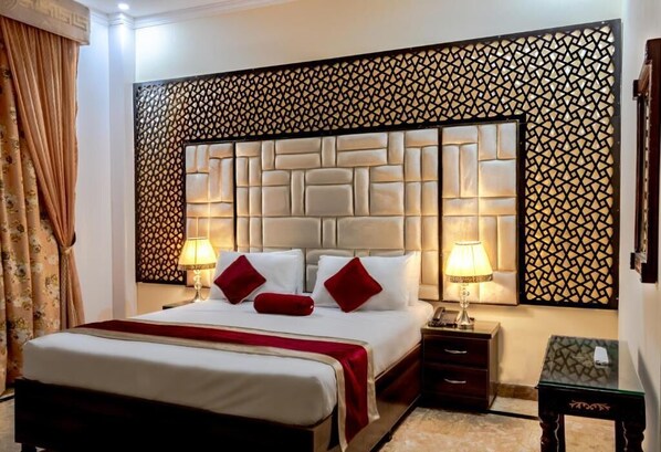 Deluxe tweepersoonskamer, uitzicht op de stad | Geluiddichte muren, een strijkplank/strijkijzer, gratis wifi